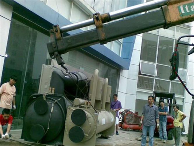 固安县随车吊和汽车吊的核心区别是什么？哪种更省钱？